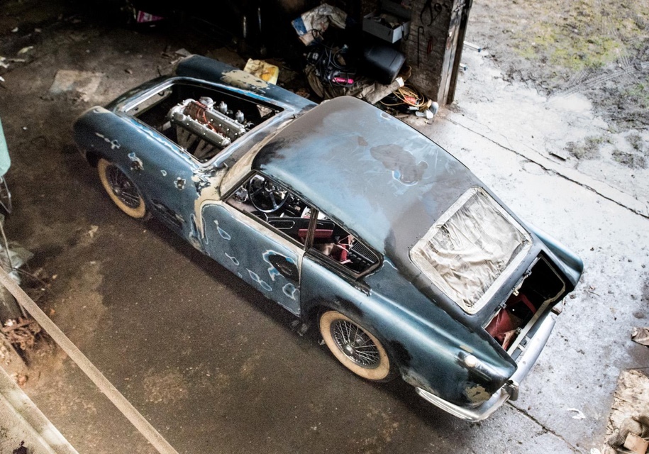 В заброшенном гараже нашли раритетный Jaguar 2