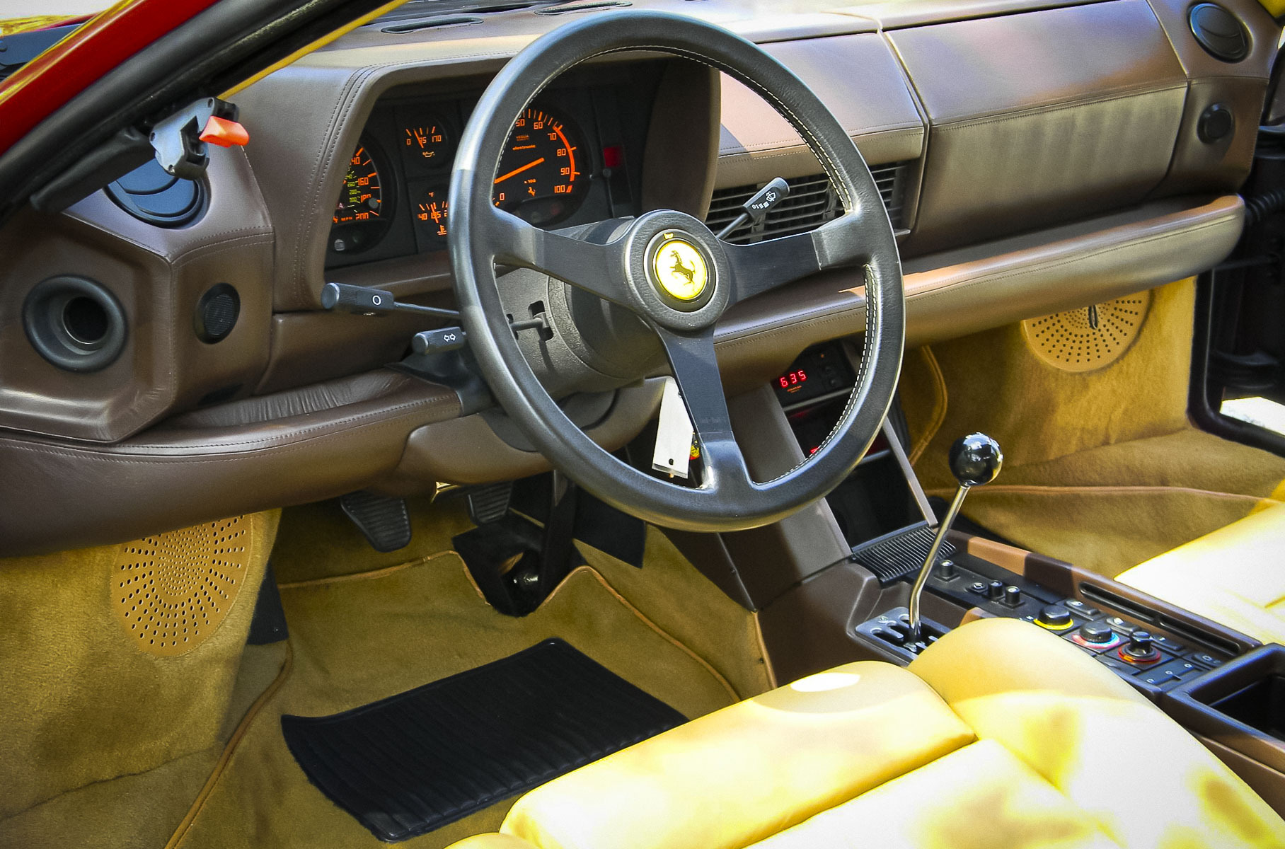 Легендарный 30-летний суперкар Ferrari почти без пробега продадут с аукциона 3