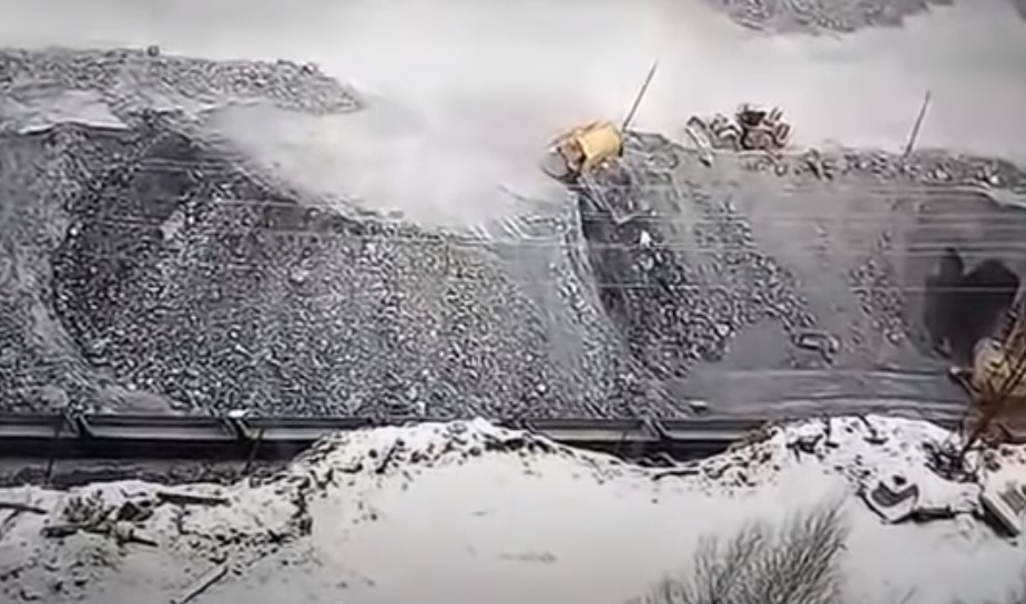 40-тонный БелАЗ провалился в карьер и загорелся (видео) 1