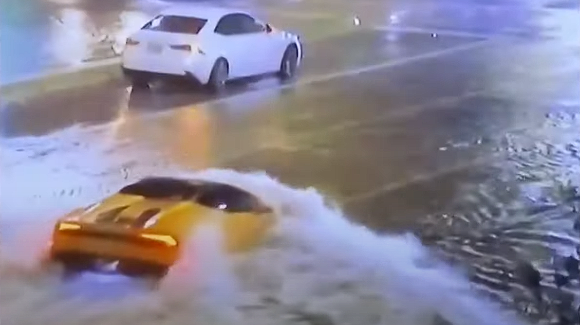 Lamborghini Huracan утонул в борьбе со стихией (видео) 2