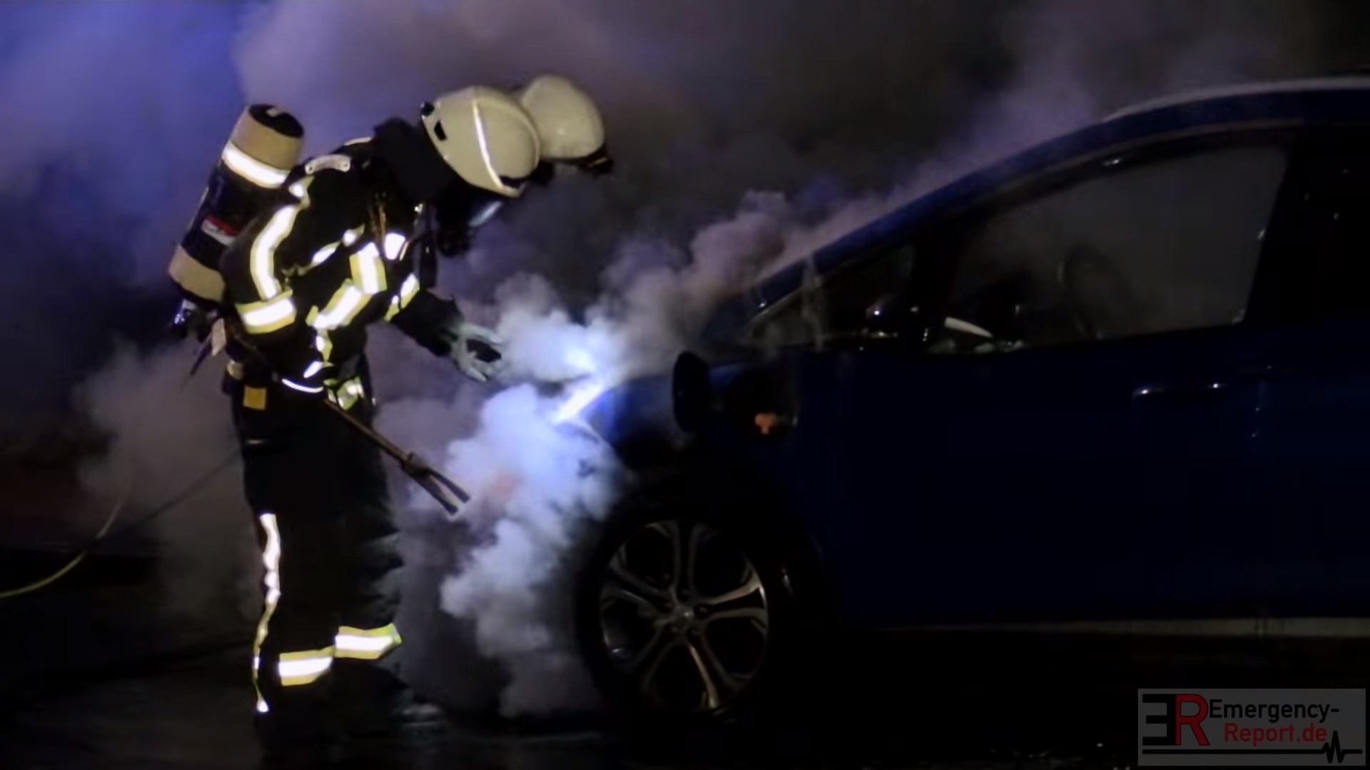 Пожарные в Германии 5 часов тушили загоревшийся электрокар 1