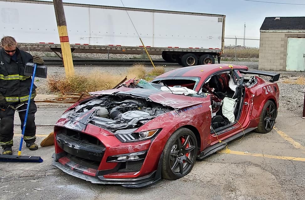 Новый заряженный Ford Mustang намеренно превратили в кучу металлолома  1