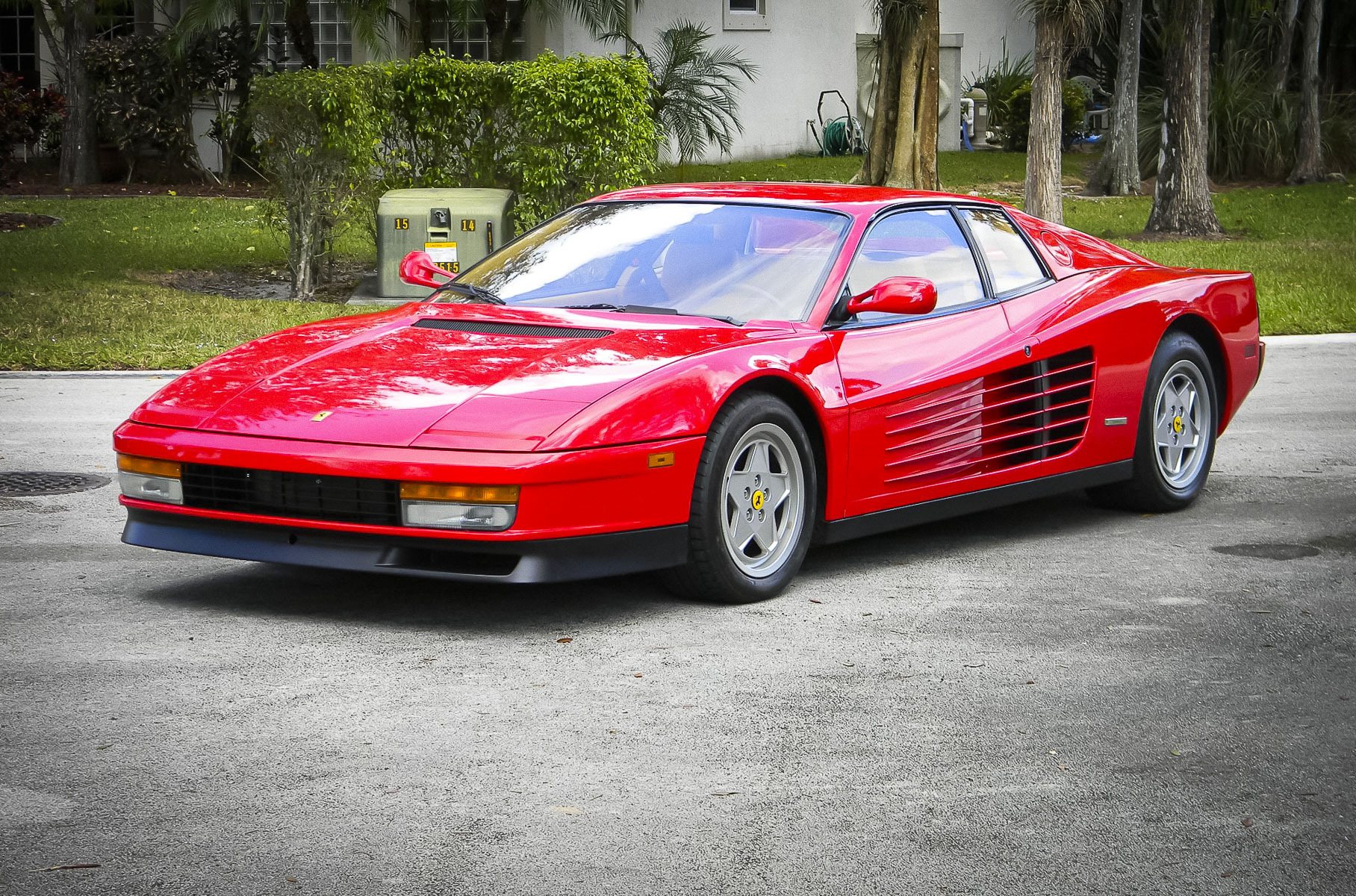 Легендарный 30-летний суперкар Ferrari почти без пробега продадут с аукциона 1