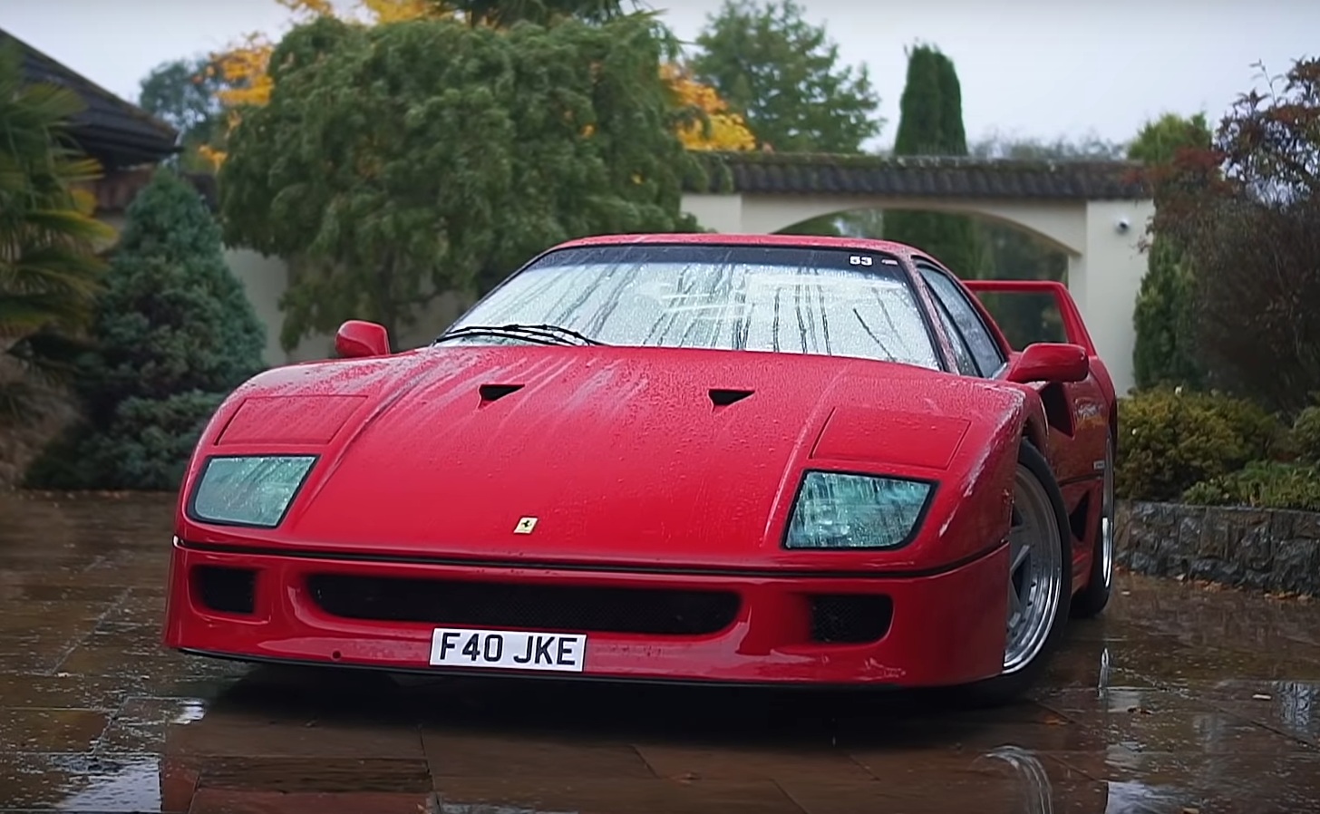 Дедуля показал класс на экстремальном суперкаре Ferrari F40 (видео) 1