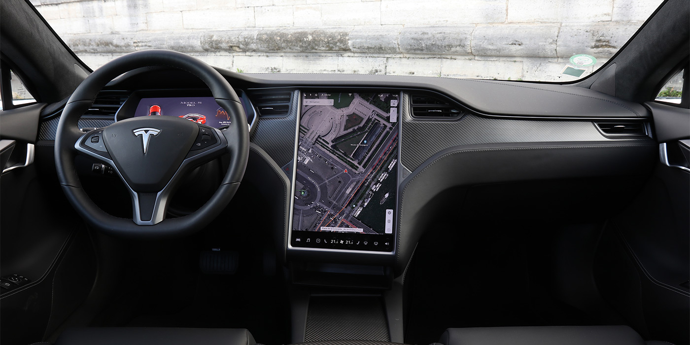 В электрокарах Tesla начнут показывать видео с YouTube и Netflix 1