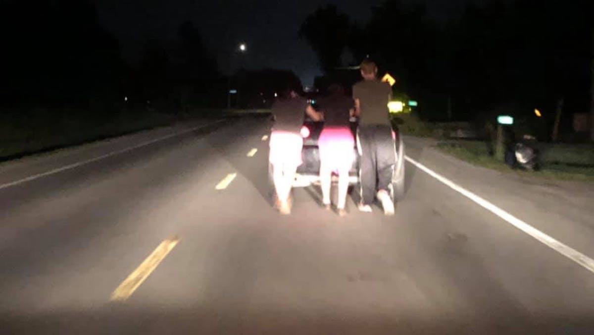 Канадские подростки 9 километров толкали чужую сломанную машину 1