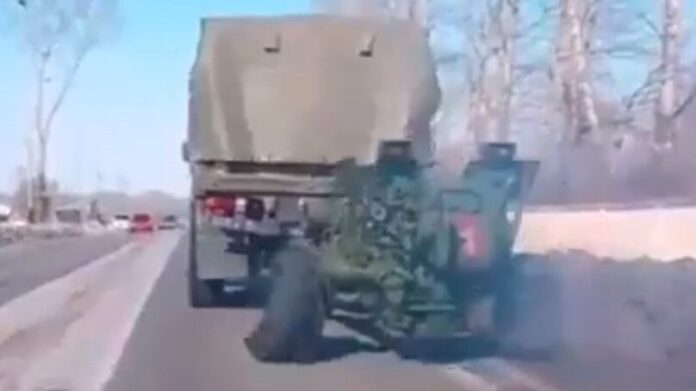 Транспортировка военной техники «по-российски» позабавила соцсети 1