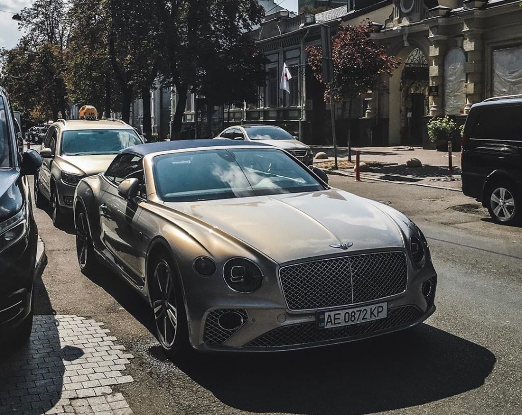 В Украине заметили новейший кабриолет Bentley 1