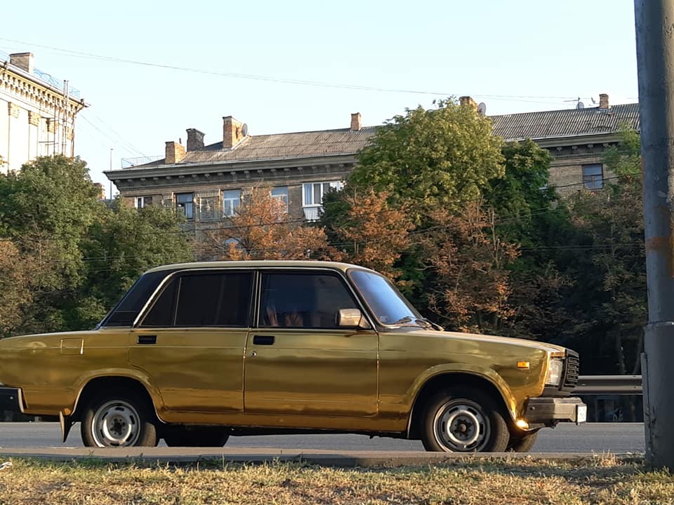 В Киеве появился «золотой» ВАЗ-2107 1