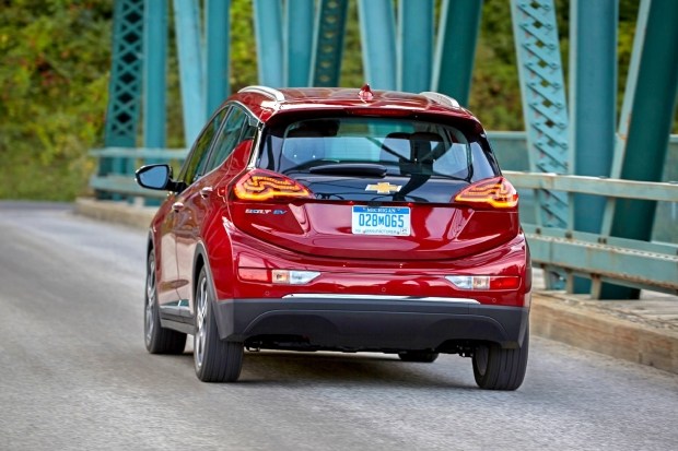 Новый Chevrolet Bolt EV получил запас хода как у Tesla Model 3 3