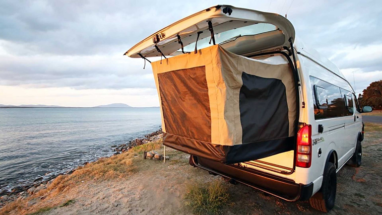 Австралийцы собрали необычный кемпер с выдвижной палаткой 1