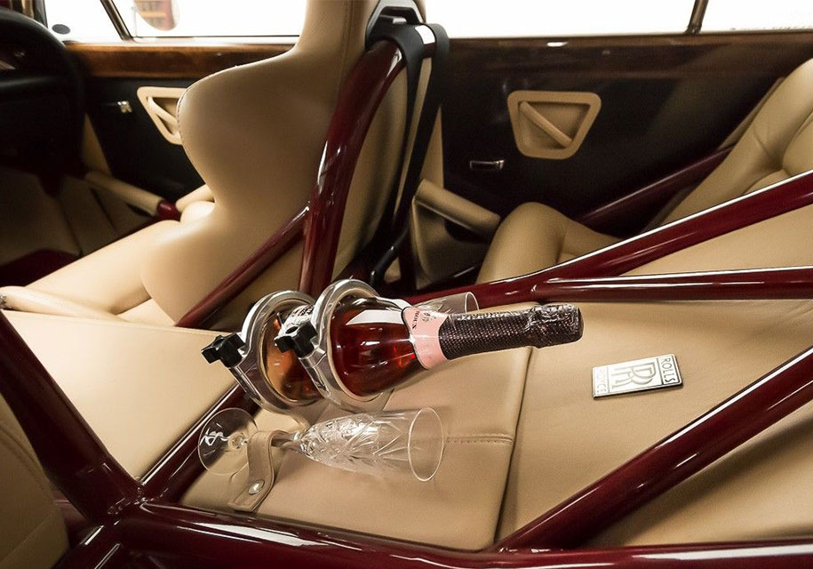 Гоночный Rolls-Royce с креплением для шампанского пустят с молотка 2