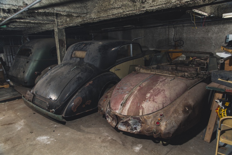 Три раритетных автомобиля 40 лет ржавели в заброшенном паркинге 1