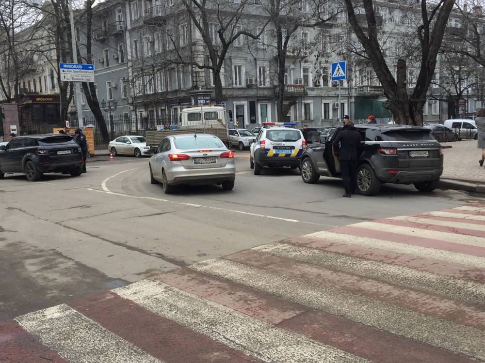 Украинские полицейские задержали два автомобиля с одинаковыми номерами 1