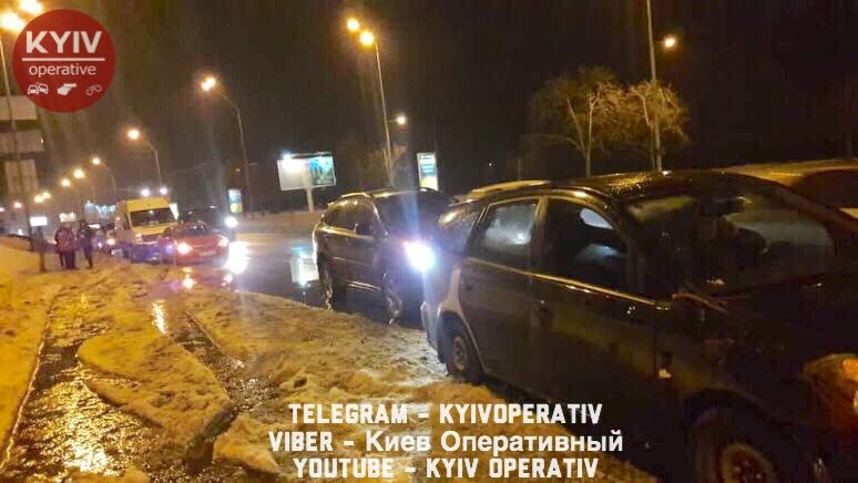 В Киеве дорожная яма «поиздевалась» над десятком автомобилей 2