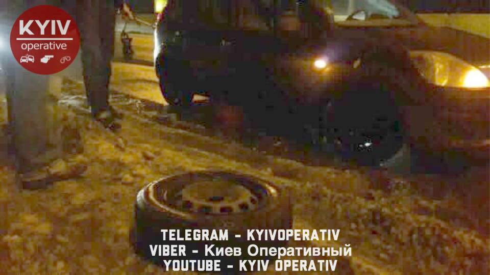 В Киеве дорожная яма «поиздевалась» над десятком автомобилей 1