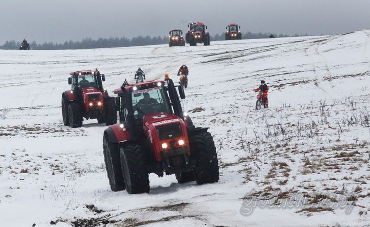 В Беларуси придумали биатлон на тракторах 1