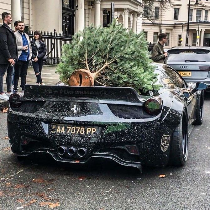 Украинец шокировал новогодней елкой на своей Ferrari 1