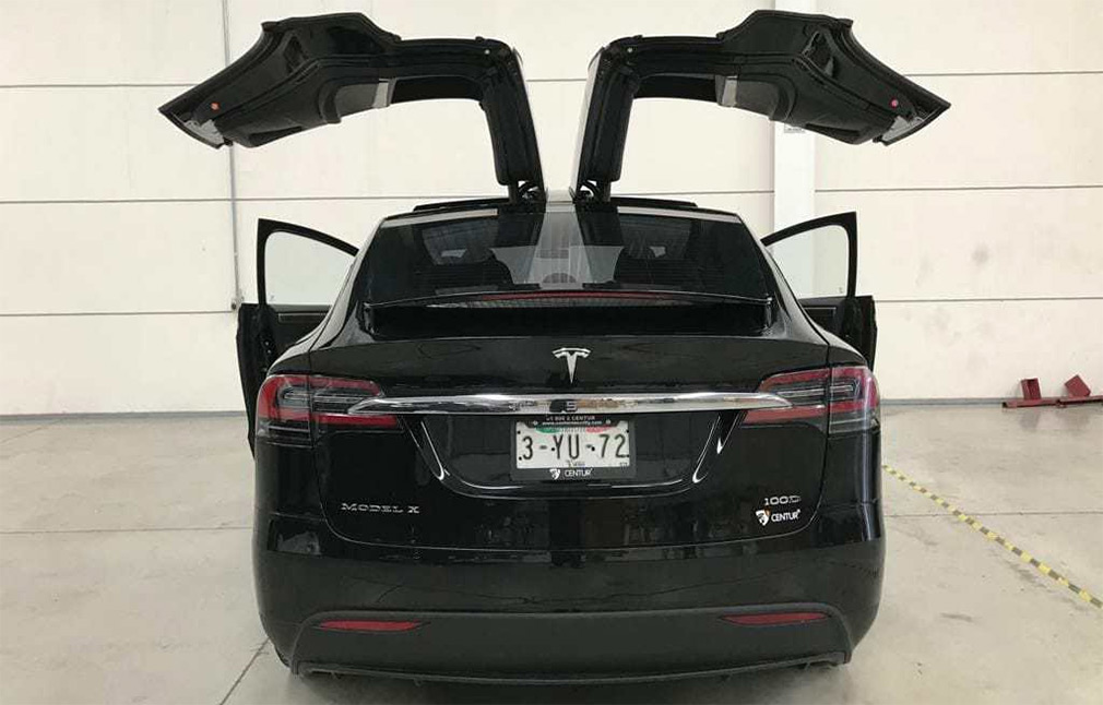 Мексиканцы превратили Tesla Model X в электрический бронемобиль 1