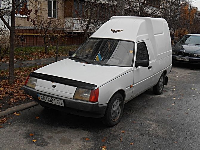 По Украине ездят две одинаковые Таврии с номерами дороже самих авто 2