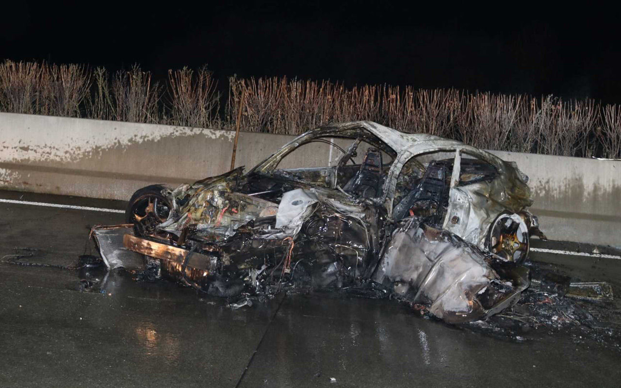 Porsche 911 сгорел дотла посреди дороги 1
