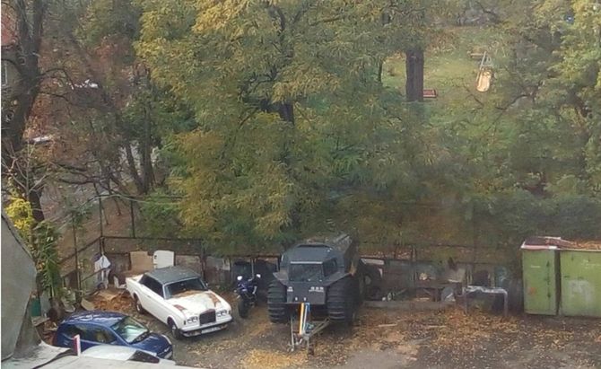 В Киеве засняли заброшенный Rolls-Royce и уникальный вездеход на одной парковке 1
