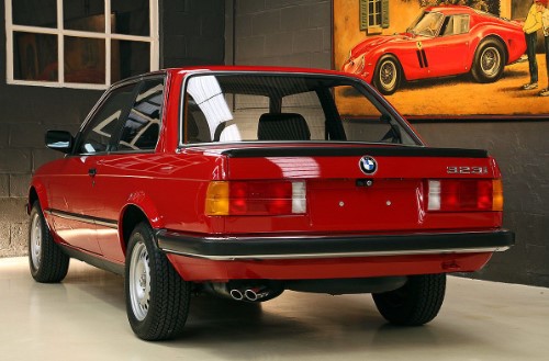 На продажу выставлена новенькая BMW E30 1985 года 2