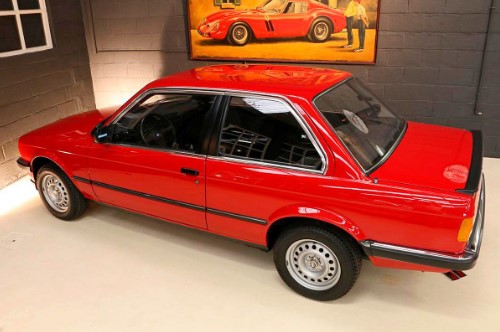 На продажу выставлена новенькая BMW E30 1985 года 1