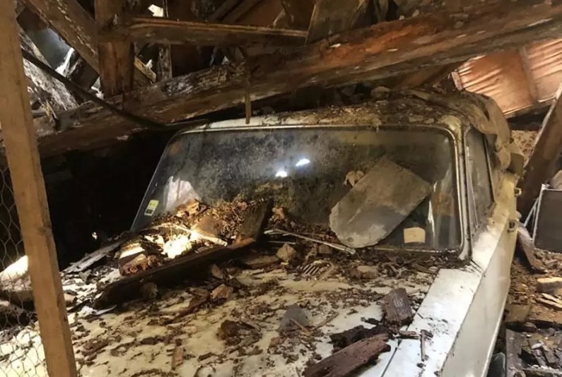 Как выглядит Fiat 124, простоявший под завалами разрушенного гаража 40 лет 3