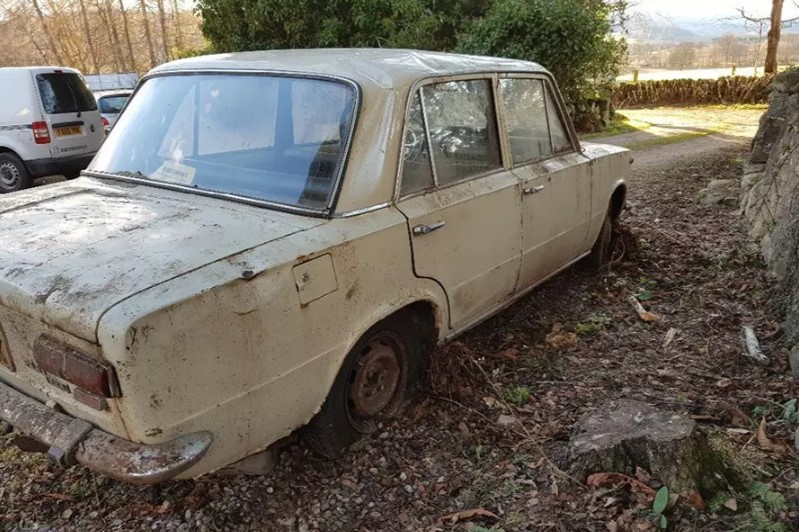 Как выглядит Fiat 124, простоявший под завалами разрушенного гаража 40 лет 2