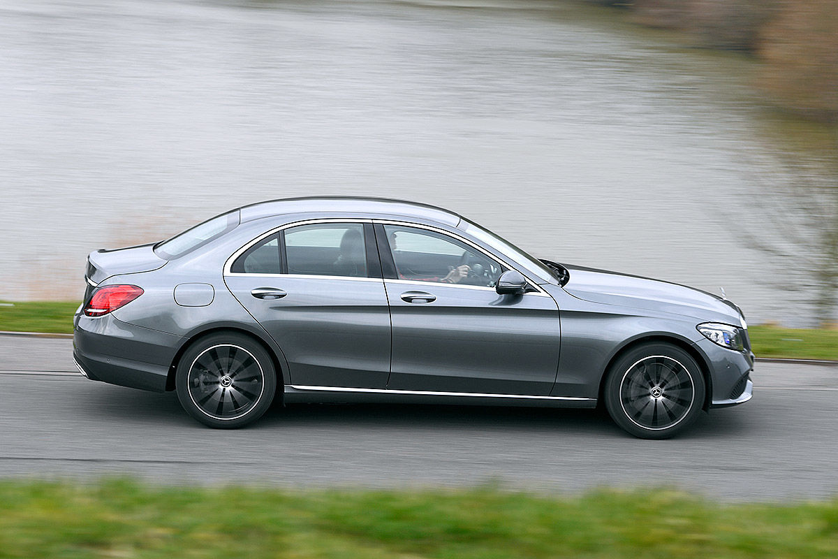 «Вечное противостояние»: новая «тройка» BMW против Mercedes-Benz С-класса 2