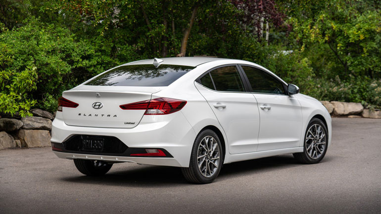 Компания Hyundai анонсировала обновление модели Elantra 1