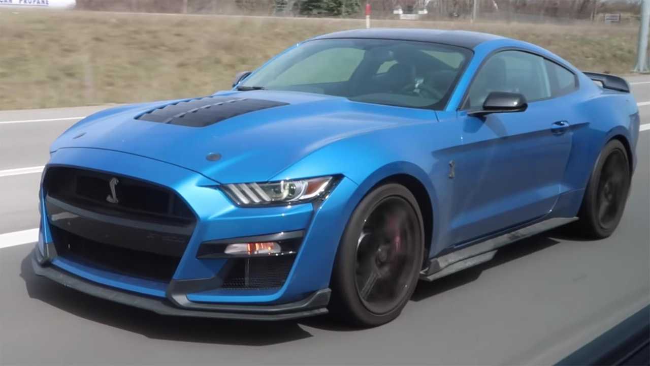 Два новых Ford Mustang Shelby GT500 застигли на дорогах 2