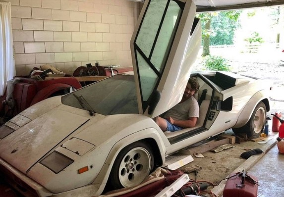 Мечты сбываются: мужчина нашел Lamborghini и Ferrari в гараже своей бабушки 1