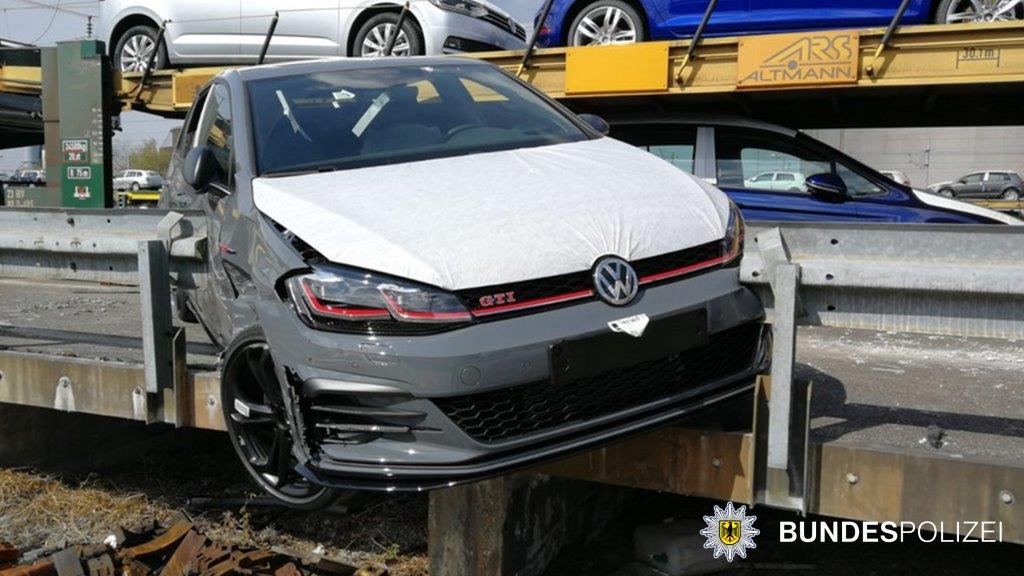 Угонщики разбили Volkswagen Golf GTI, пытаясь похитить его с поезда 1
