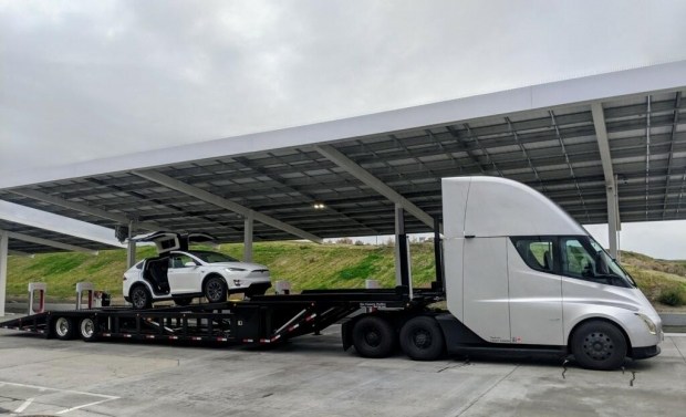 Tesla испытывает свой электрогрузовик, доставляя электрокары покупателям 1