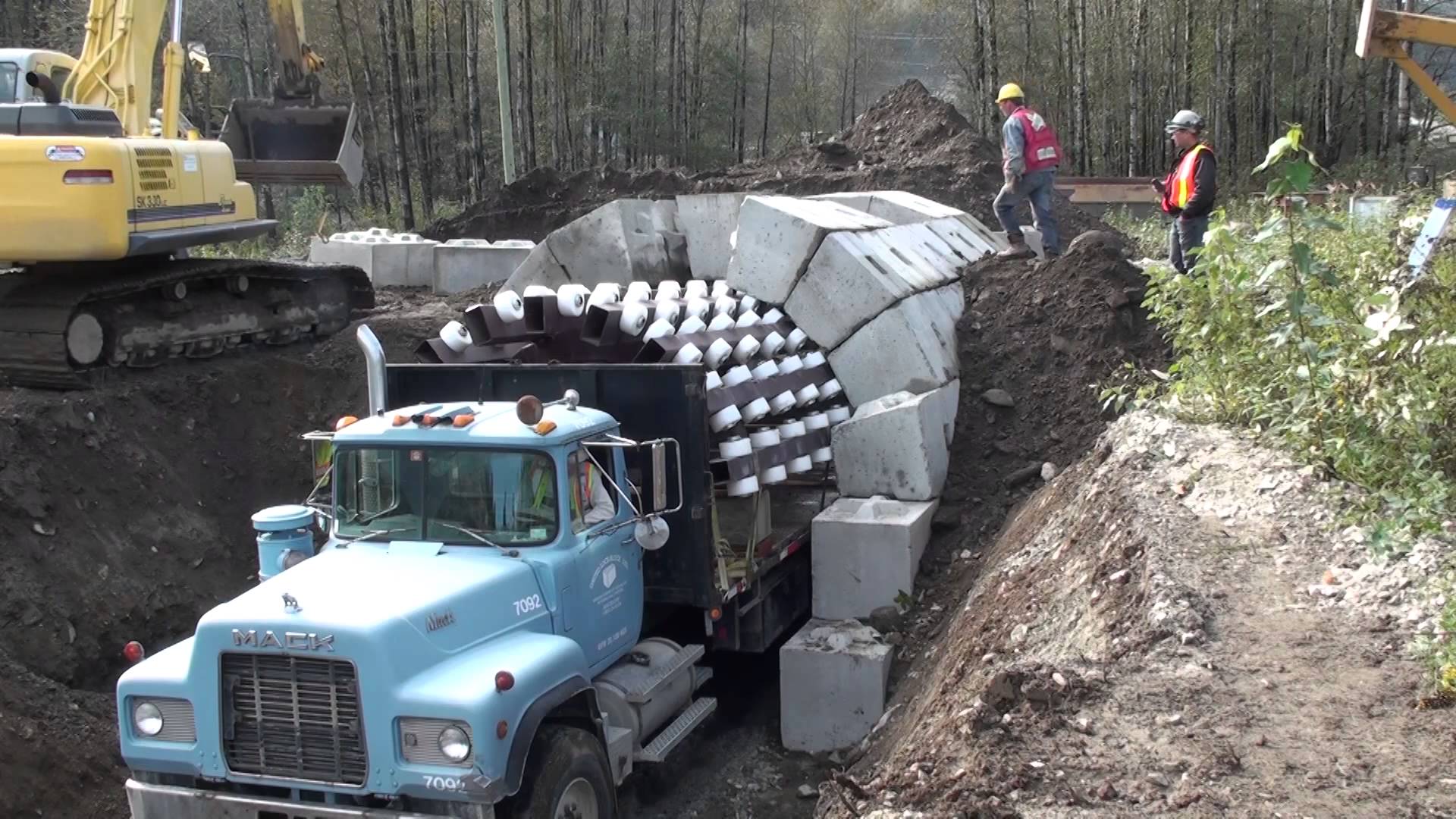 Необычный грузовик способен за сутки построить тоннель 2