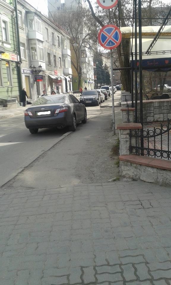 Украинцы продолжают демонстрировать «высший пилотаж» в умении парковаться 5
