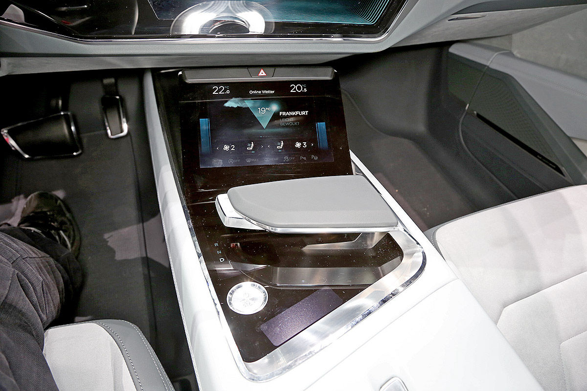 «Конкурируя с Tesla»: обзор электрического кроссовера Audi e-tron 6
