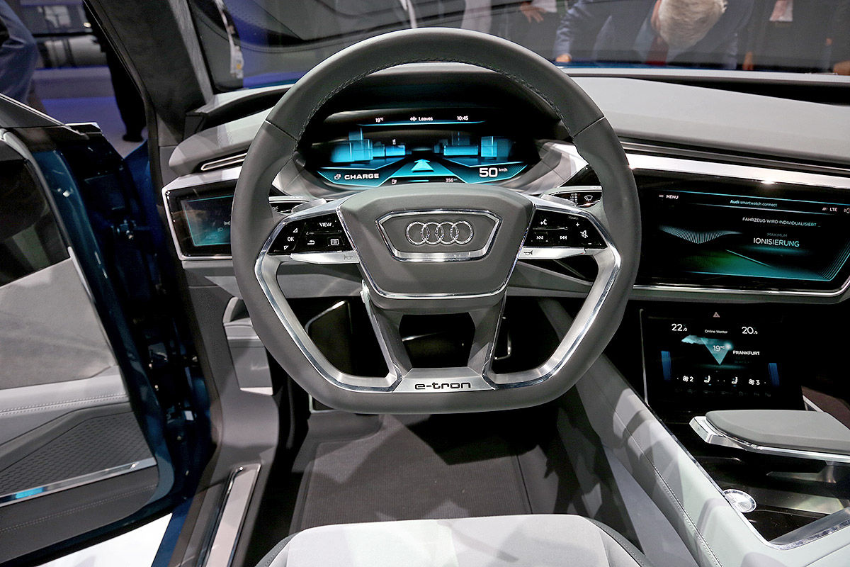 «Конкурируя с Tesla»: обзор электрического кроссовера Audi e-tron 5