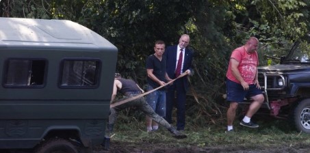 В Польше неравнодушные очевидцы помогли министру вытянуть авто из грязи 1