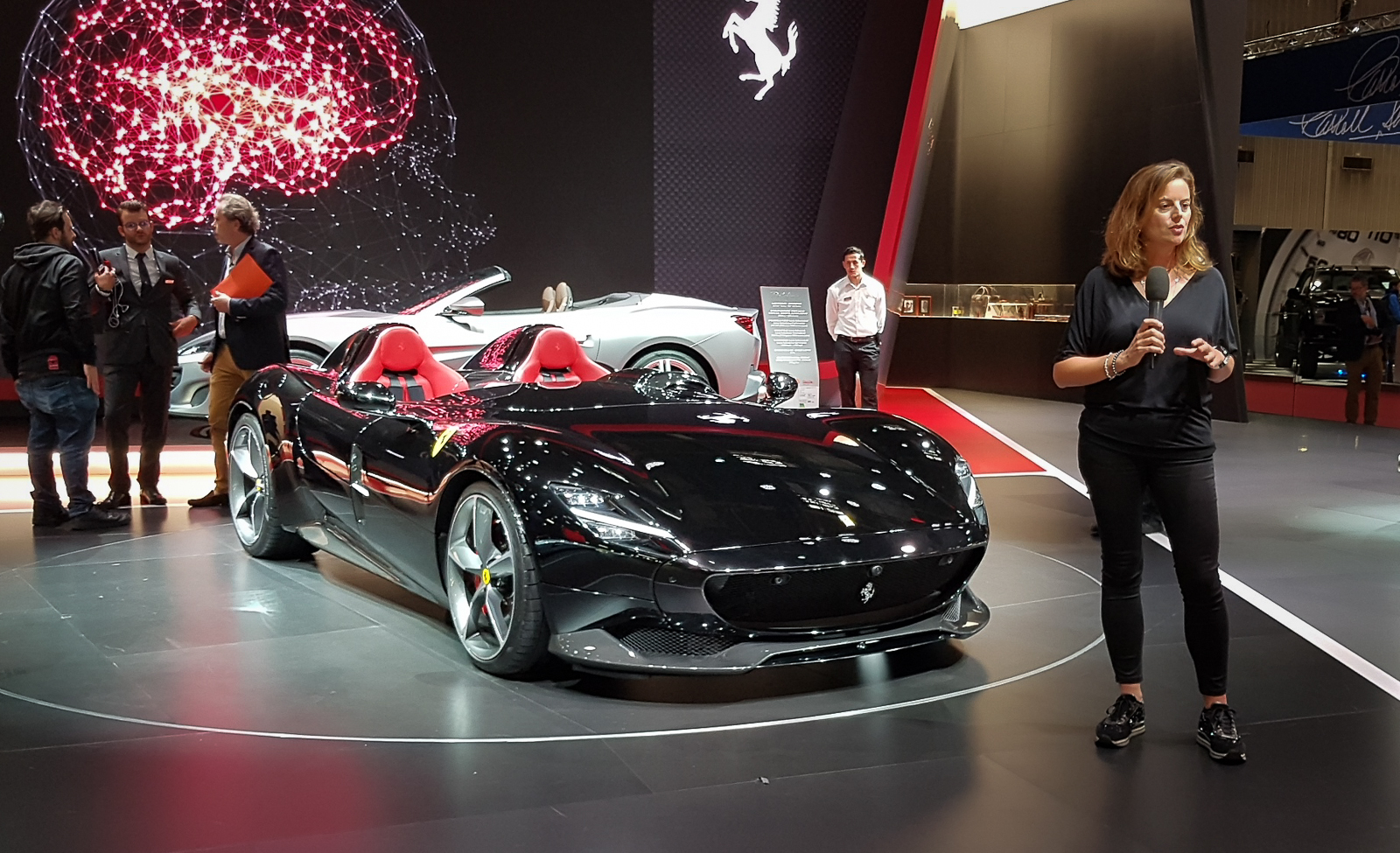 Ferrari презентовала в Париже два невероятно крутых суперкара 3