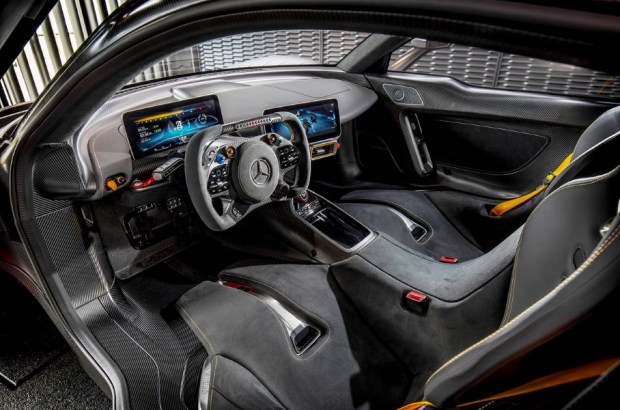 Раскрыт дизайн и интерьер серийного супергибрида Mercedes-AMG 3