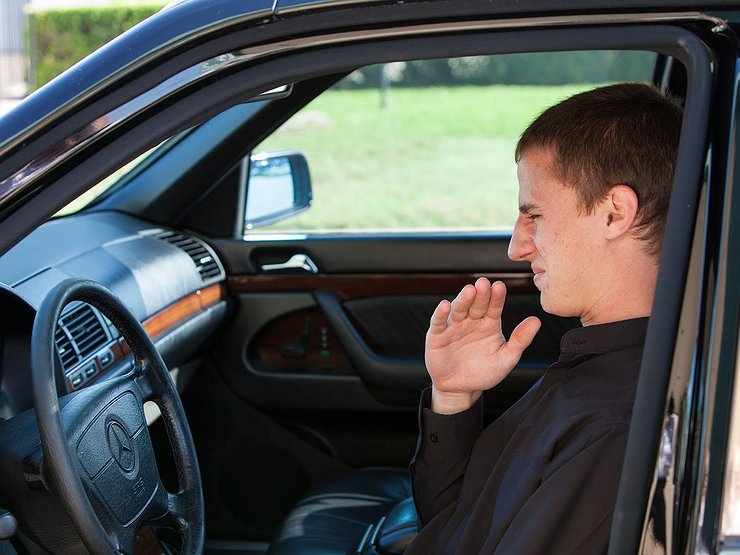 Причины возникновения неприятного запаха в салоне автомобиля 1