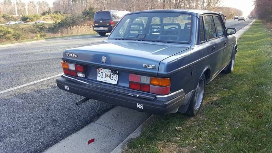 Volvo из 80-х даже «не помялся» после ДТП 1