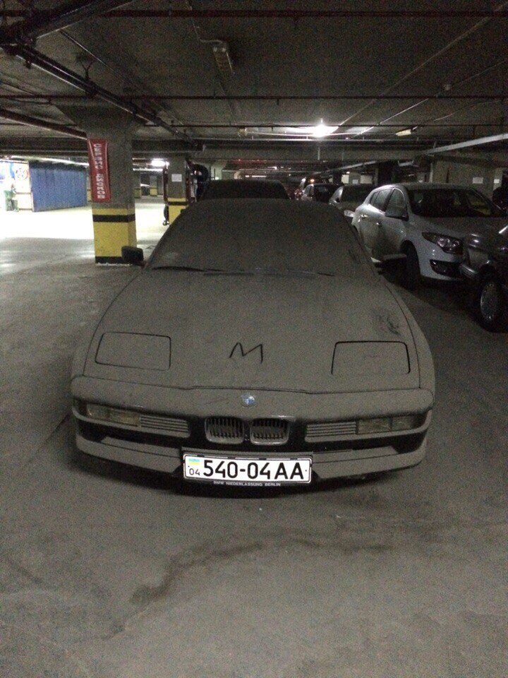 В днепропетровском паркинге простаивает заброшенный суперкар BMW 1