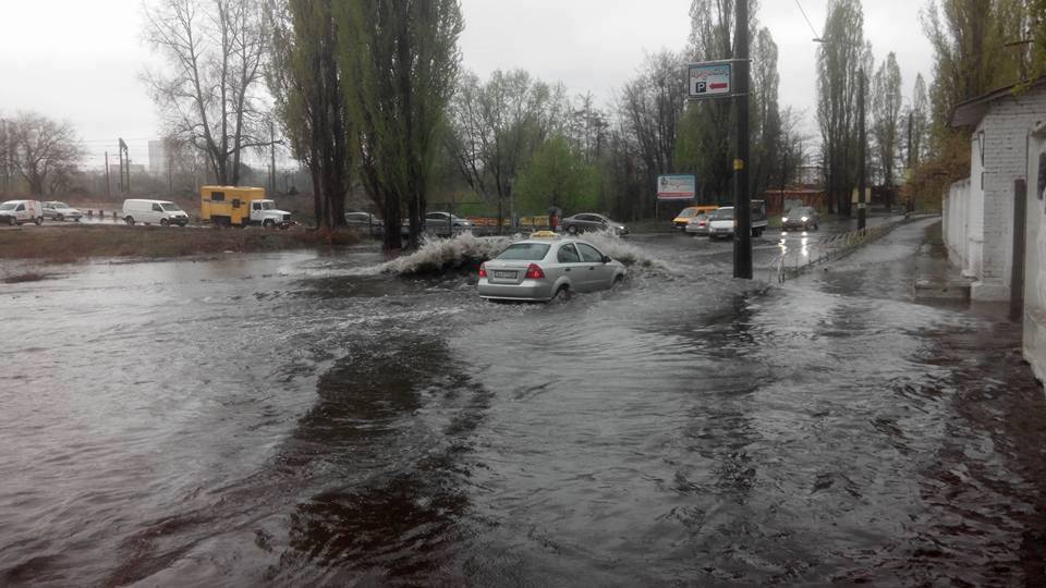 Непогода в Украине «превратила авто в субмарины» 1
