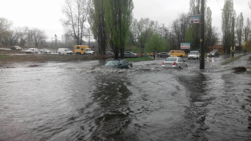 Непогода в Украине «превратила авто в субмарины» 2