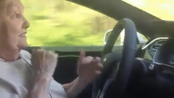 Эмоции пенсионерки, оказавшейся за рулем Tesla S autopilot 2