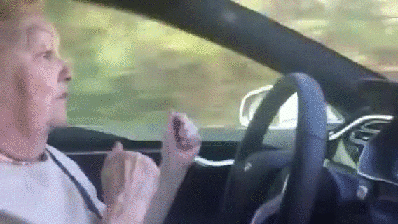 Эмоции пенсионерки, оказавшейся за рулем Tesla S autopilot 3